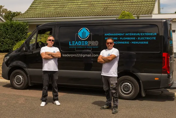 Deux artisans LEADERPRO devant le camion de l'entreprise