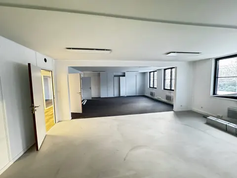 Plateau de bureaux rénové, lumineux, avant aménagement