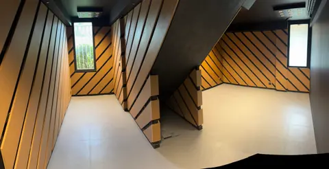 Habillage mural en bois à motifs en chevrons