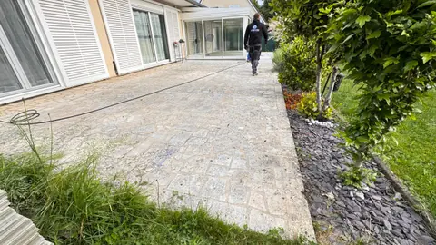 Allée et terrasse en béton imprimé le long d'une maison
