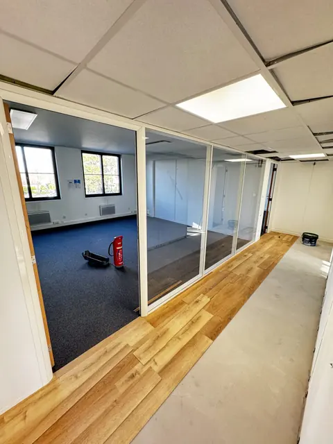 Bureaux rénovés avec cloisons vitrées et sols neufs