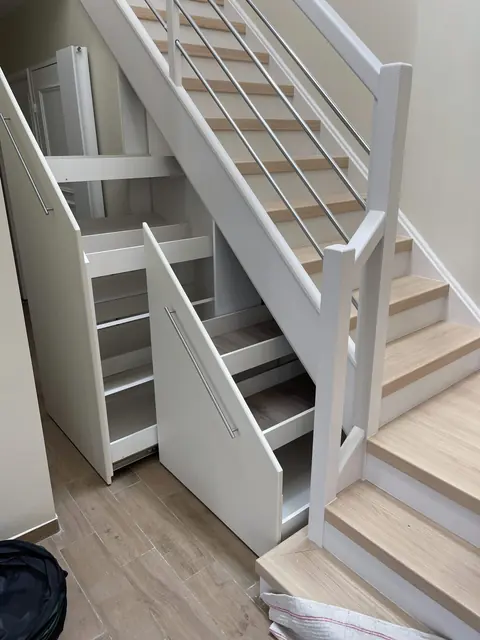 Escalier blanc sur mesure avec rangements intégrés sous les marches